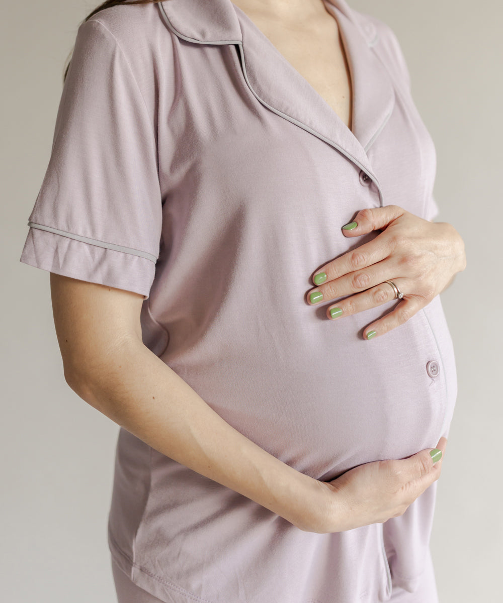 Mujer usando pijama de lactancia diseñada para brindar comodidad durante la maternidad y el postparto.