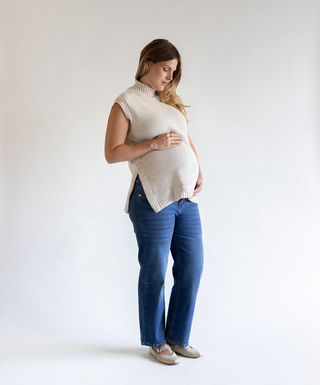 Mujer embarazada usando pantalones jeans de maternidad diseñados para brindar comodidad, soporte y estilo durante el embarazo.