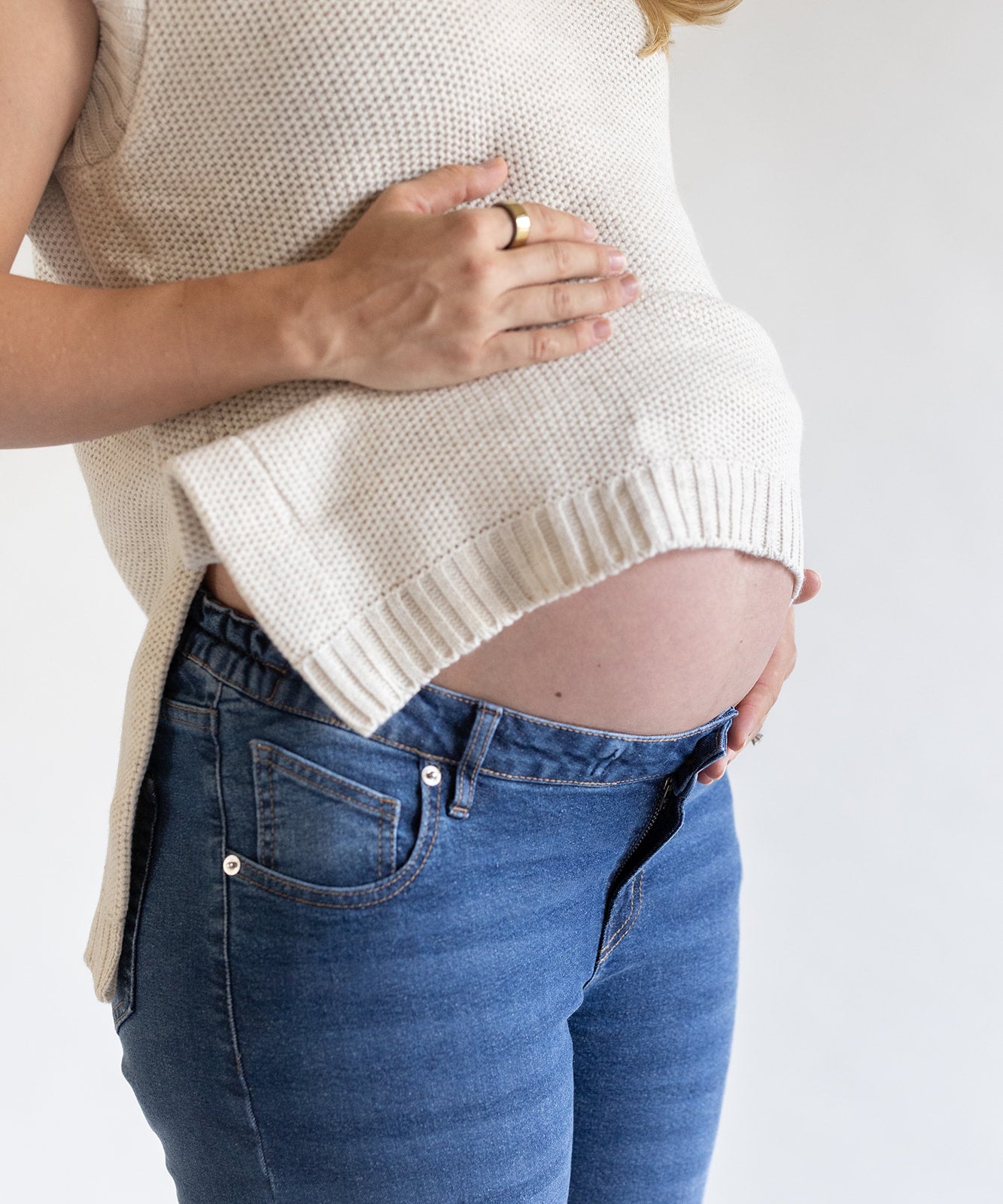 Mujer embarazada usando pantalones jeans de maternidad diseñados para brindar comodidad, soporte y estilo durante el embarazo.