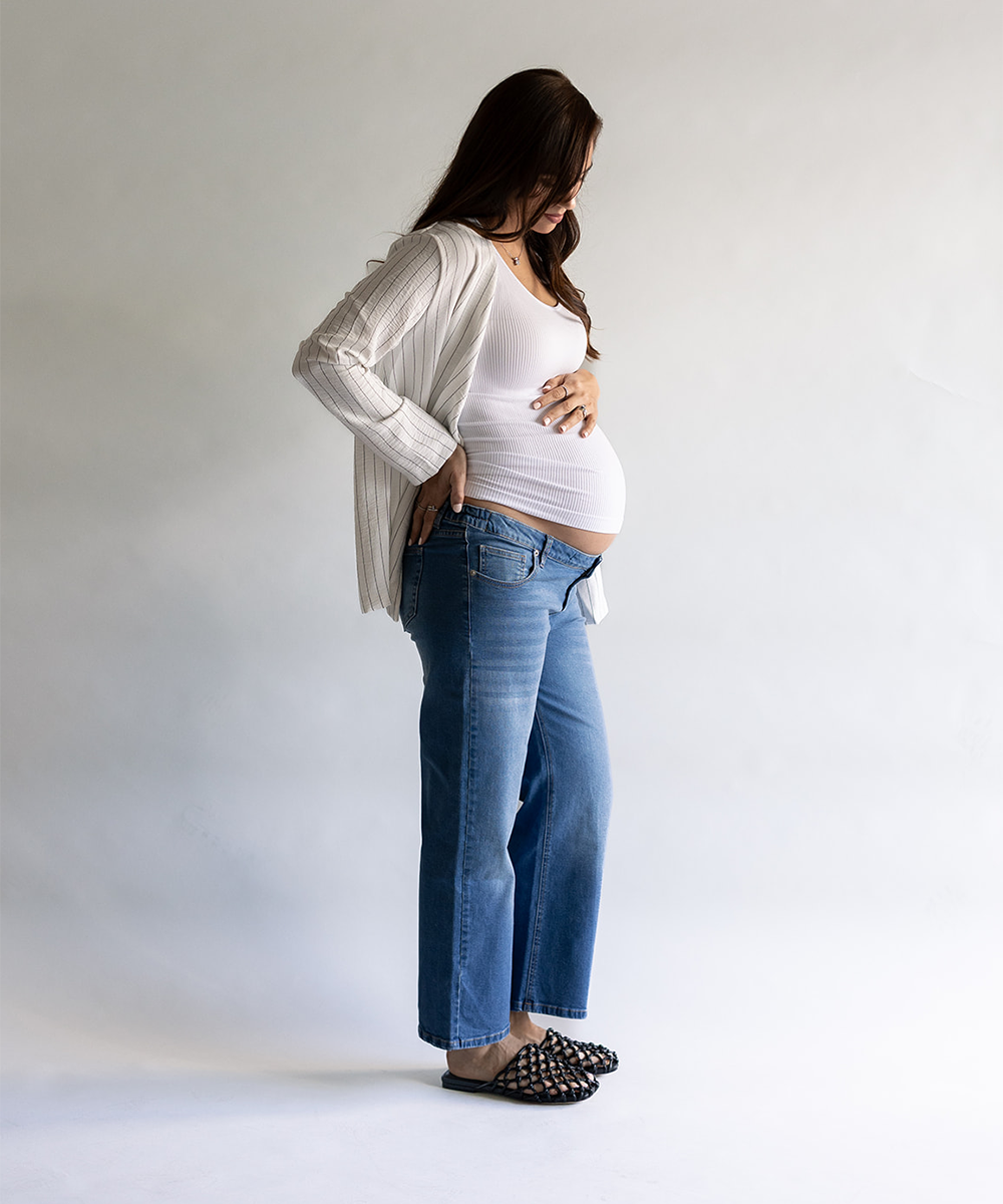 Mujer embarazada usando pantalones jeans de maternidad diseñados para brindar comodidad, soporte y estilo durante el embarazo.