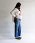 Mujer embarazada usando pantalones jeans de maternidad diseñados para brindar comodidad, soporte y estilo durante el embarazo.