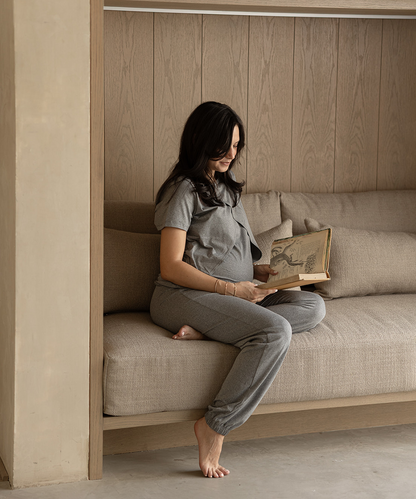 Mujer usando pijama de lactancia diseñada para brindar comodidad durante la maternidad y el postparto.