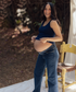 Mujer embarazada usando pantalones jeans de maternidad diseñados para brindar comodidad, soporte y estilo durante el embarazo.
