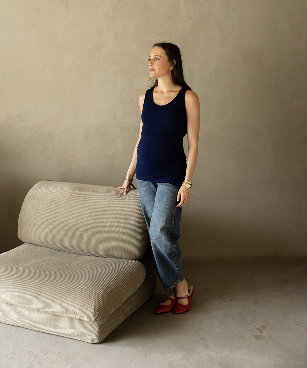 Mujer embarazada usando pantalones jeans de maternidad diseñados para brindar comodidad, soporte y estilo durante el embarazo.
