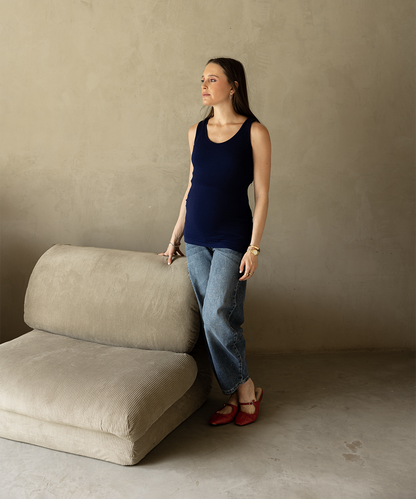 Mujer embarazada usando pantalones jeans de maternidad diseñados para brindar comodidad, soporte y estilo durante el embarazo.