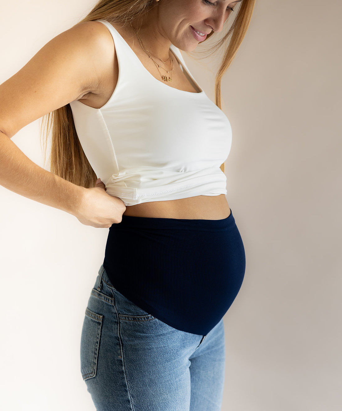 Mujer embarazada usando pantalones jeans de maternidad diseñados para brindar comodidad, soporte y estilo durante el embarazo.