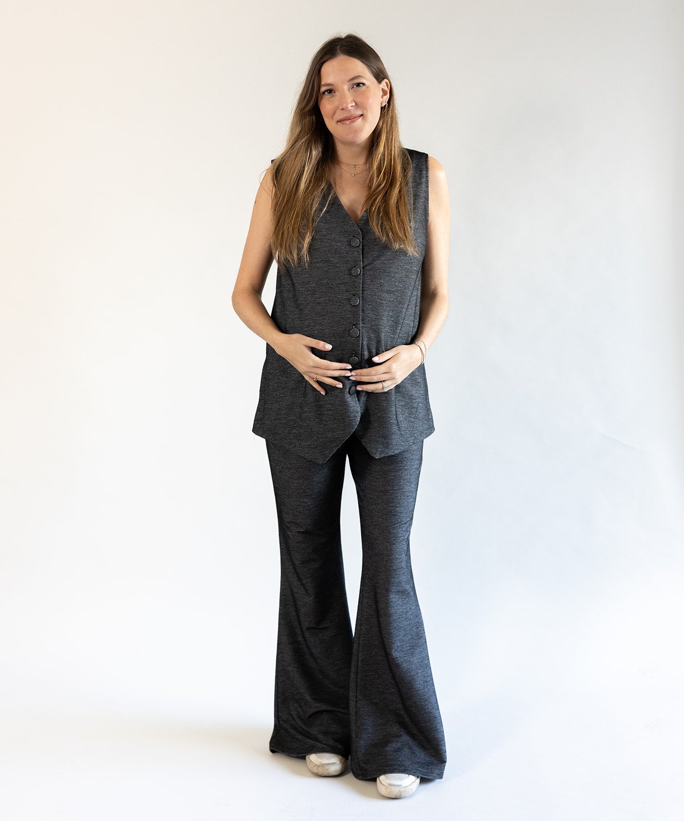 Mujer embarazada con set para embarazada ideal lucir y estar cómoda durante el embarazo. Ropa para embarazada.