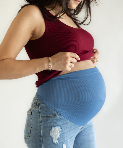 Mujer embarazada usando pantalones jeans de maternidad diseñados para brindar comodidad, soporte y estilo durante el embarazo.
